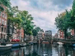 Cosa vedere ad Amsterdam: tra canali e vetrine