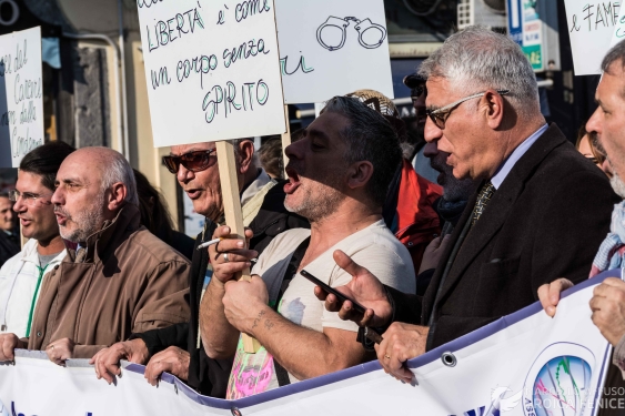 Un popolo in cammino: 10mila contro le camorre