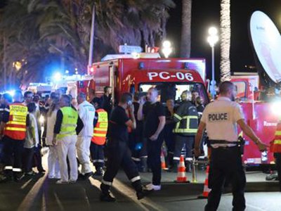 Terrore a Nizza con un TIR sulla folla
