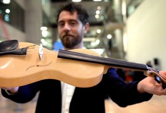 Alessandrini realizza un violino in seta di ragno. Musica e creatività: accordo perfetto