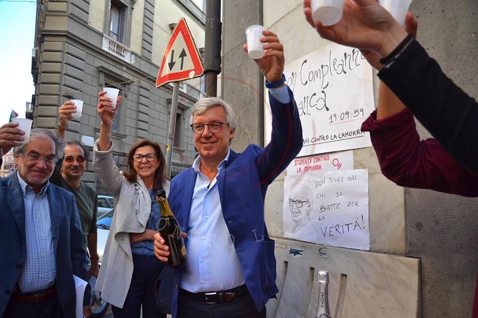 Napoli, un brindisi per Giancarlo Siani in via Chiatamone