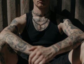 Tatuaggi dispari: perché portano fortuna?