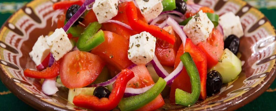 L'originale insalata greca con Salsa tzatziki: ricetta, ingredienti e curiosità