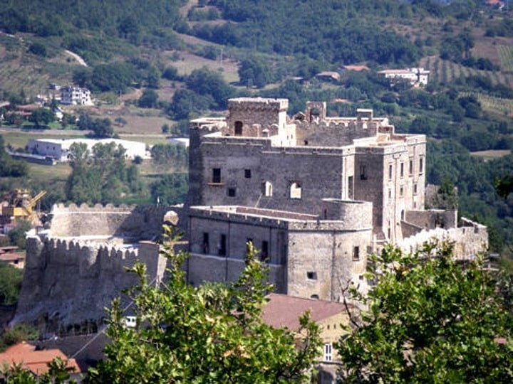 Il Castello di Limatola, tra storia e mercatini natalizi