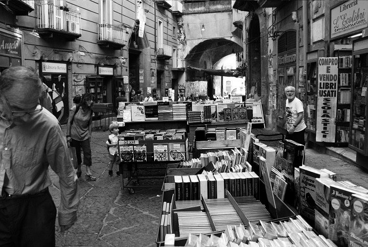 Port'Alba: il varco dei libri nel cuore di Napoli