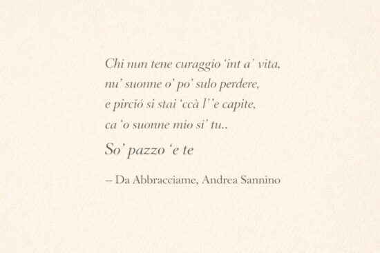 Frasi d'amore napoletane moderne: citazione di Andrea Sannino 'Chi nun tene curaggio int' a' vita, nu' suonne o' po' sulo perdere' su sfondo carta.
