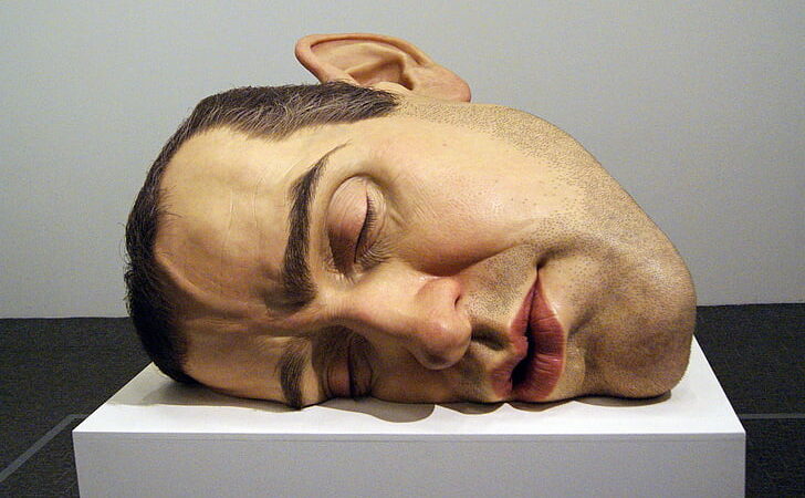 La scultura iperrealista di Ron Mueck: corpi quasi veri