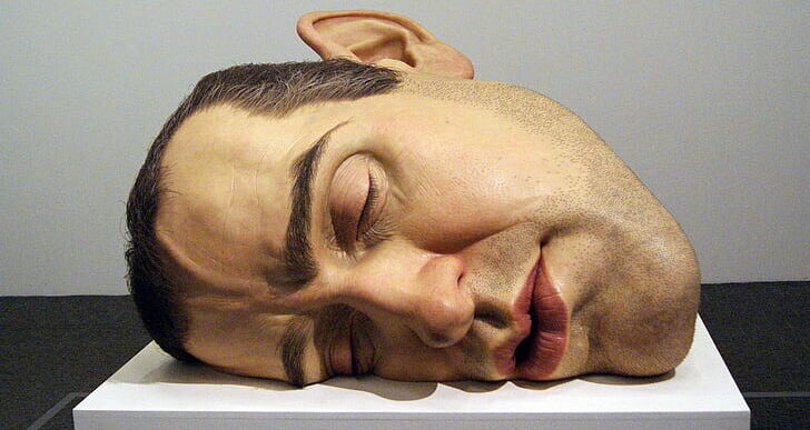 La scultura iperrealista di Ron Mueck: corpi quasi veri