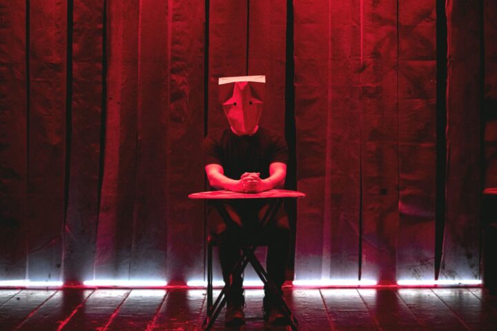 Le Buste, di Gennaro Esposito al Tram | Recensione