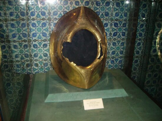 Dettaglio della Pietra Nera della Mecca incastonata nella sua cornice d'argento sulla Kaaba