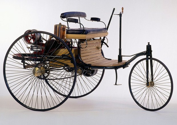 29 gennaio: Karl Benz brevetta la prima automobile a benzina funzionante