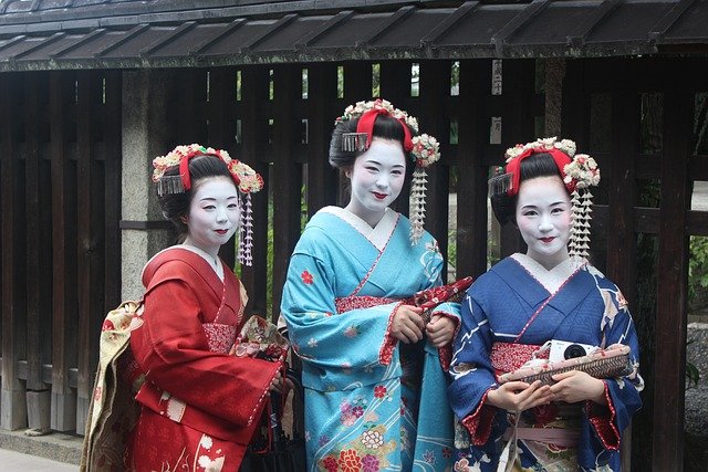 Le geishe, maiko e la Geisha, intrattenitrici donne mentre i taikomochi