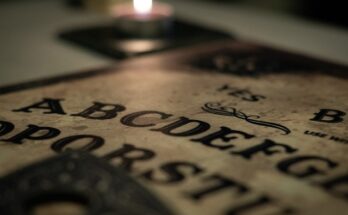 Film e libri sulla tavola Ouija