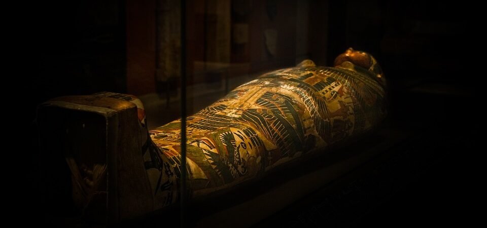 lo stadio ultimo dei riti funebri dell'antico Egitto: un sarcofago contenente la salma trattata