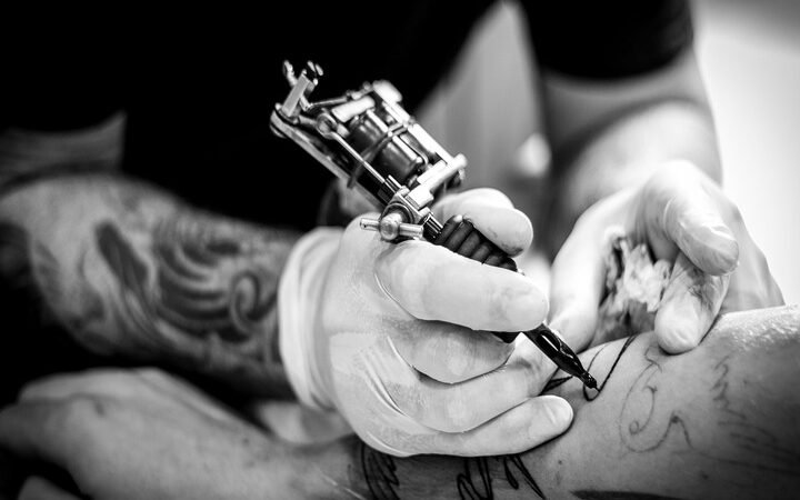 Storia del tatuaggio: dalle origini alle tendenze più moderne