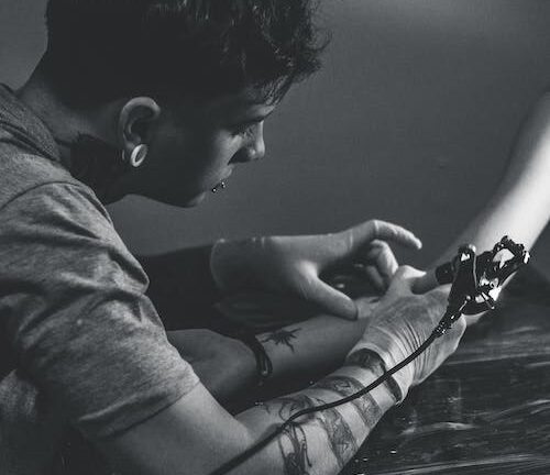 Il tatuaggio sul posto di lavoro: ancora un tabù?