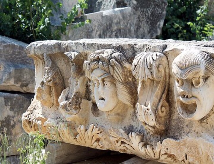 Il teatro latino: analisi delle opere di Accio e Seneca