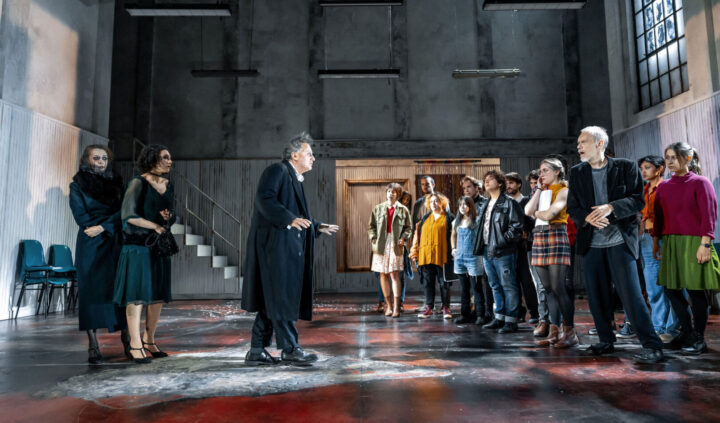 Sei personaggi in cerca d'autore, di Binasco | Recensione