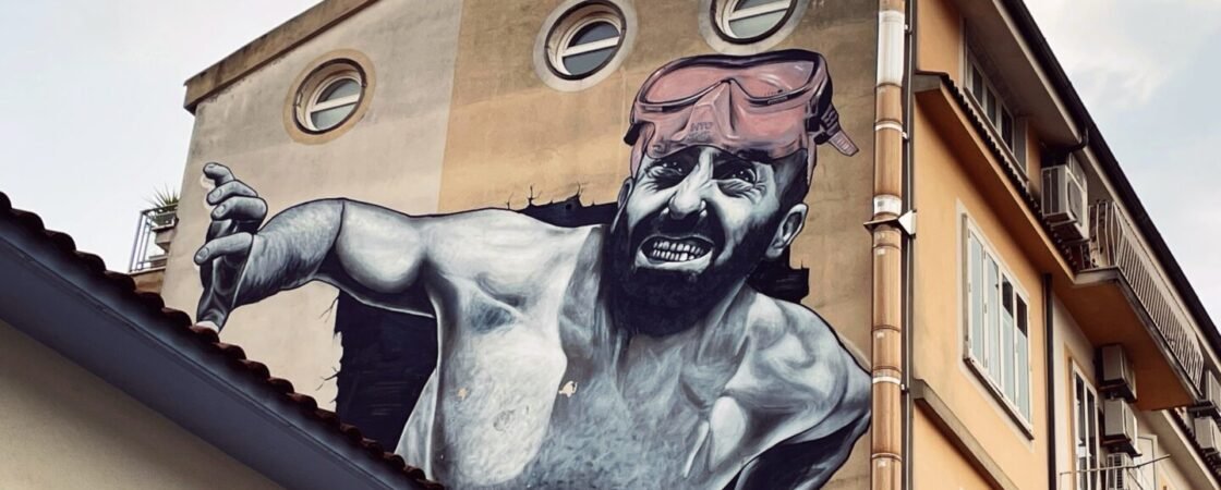 Il migrante: il murales che congiunge Malta a Sapri
