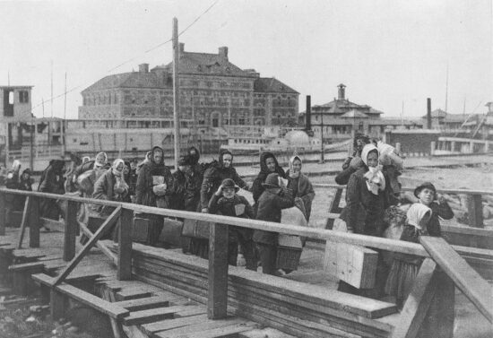 Emigranti europei sbarcano a Ellis Island, a New York, (USA), nel 1902