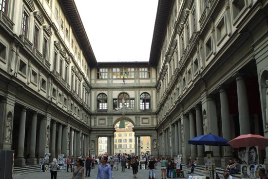 Veduta delle Gallerie degli Uffizi a Firenze lungo l'Arno