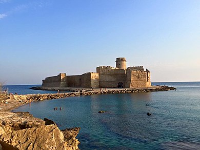 Castelli italiani: i 5 più affascinanti, Le Castella nell'isola di Caporizzuto