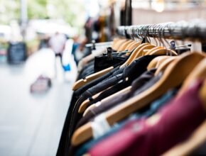Quattro siti e applicazioni per comprare e vendere vestiti usati