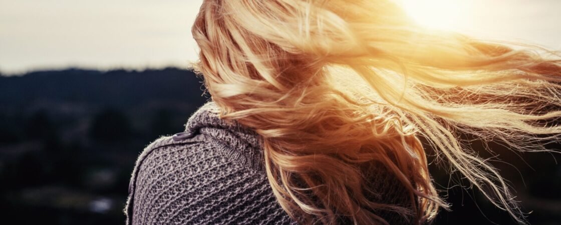 Proteggere i capelli dai danni solari: 5 consigli efficaci