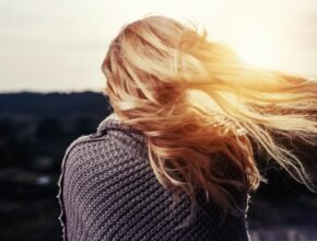Proteggere i capelli dai danni solari: 5 consigli efficaci