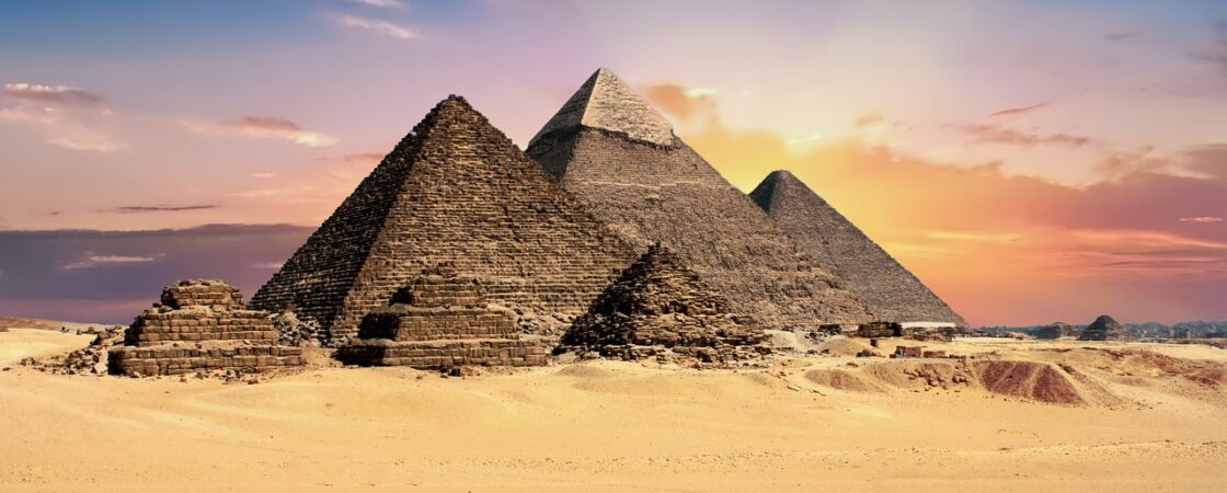 Le piramidi di Giza, una delle meraviglie del mondo antico