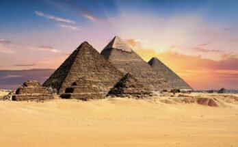 Le piramidi di Giza, una delle meraviglie del mondo antico