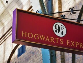 21 luglio 2007: Viene pubblicato l’ultimo libro della serie di Harry Potter, Harry Potter e i Doni della Morte