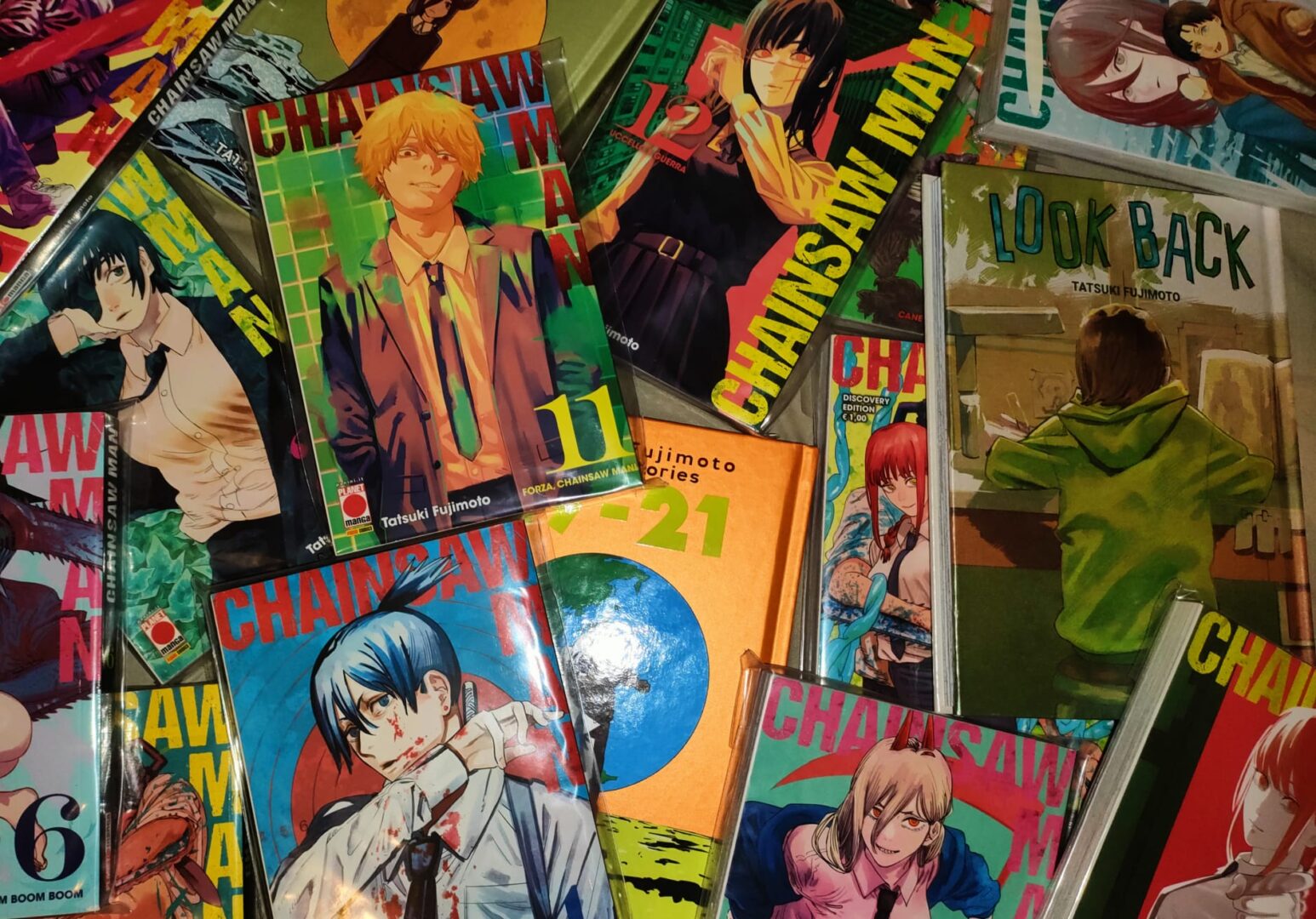In un’industria come quella del manga, dove violenza ed erotismo vengono date in pasto a un vasto pubblico di lettori, Tatsuki Fujimoto è un nome di spicco. In questo articolo, cari lettori di Eroica Fenice, tratteremo uno dei mangaka più controversi della storia fumettistica recente.