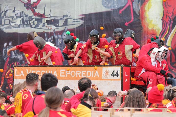 Carnevale di Ivrea: la storia della celebre Battaglia delle Arance