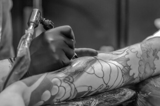 Tatuatore in azione