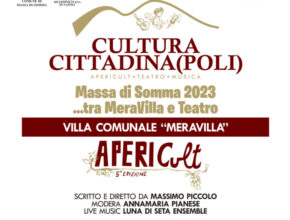 Martedì 5 settembre inizia ufficialmente “Cultura CITTADINA(POLI)”, progetto incluso nel “Cartellone degli Eventi Metropolitani”, proposto dal Comune di Massa di Somma e finanziato dalla Città Metropolitana di Napoli. L’iniziativa, fortemente voluta dal Sindaco Gioacchino Madonna, con la collaborazione della dr.ssa Ilaria Caruso, Segretario Comunale e Responsabile della Cultura e l’organizzazione dell’Associazione “L’ora d’aria”, ospita artisti e scrittori campani che, a livello nazionale, si impegnano a diffondere la nostra tradizione. Il programma include una serie di attività integrate tra loro che hanno in comune il tema della cultura napoletana intesa nella sua accezione più ampia. Gli appuntamenti, che coinvolgono varie realtà locali, sono dedicati alla musica, al teatro e ai libri e sono rivolti ad un pubblico di tutte le età. Il Teatro Comunale di Massa di Somma “Carmela Maddaloni” farà da cornice a tre serate di musica e teatro, a partire dalle ore 21:00, con artisti che affascineranno un target variegato di spettatori: - Martedì 5 settembre Roberto Colella sarà il protagonista di “Canzoni nude e canti di resistenza”, un concerto special, intimo e “nudo”, in cui il racconto dietro la canzone, si sviscera e prende forma. Un solo show con pianoforte, chitarra, flauti e tamburi “sostenuto” dalla voce del pubblico. - Giovedì 14 settembre Amedeo Colella presenterà, con il suo stile unico e dissacrante, “Nisciuno nasce ‘mparato”, scritto dal medesimo, accompagnato dalla musica e dal canto del maestro Francesco Cuomo, con la partecipazione straordinaria di Umberto Tommaselli e con la sciantosa Elena Vittoria. Colella condurrà il pubblico in una passeggiata ricca di aneddoti, curiosità e leggende sulla storia di Napoli. - Venerdì 29 settembre Paolo Caiazzo chiuderà la rassegna con lo spettacolo di teatro – canzone “Terroni si nasce ed io lo nacqui… modestamente”, ricordando il principe della risata, il grande Totò, con Emidio Ausiello, alle percussioni, Franco Ponzo, alla chitarra. Sasà Piedepalumbo, alla fisarmonica, e Roberto Giangrande, al contrabbasso. Con leggerezza e con musicisti in scena, racconterà la sua Meridionalità attraverso i suoi testi e un percorso musicale dedicato ai musicisti terroni, da Pino Daniele a Domenico Modugno passando per tanti altri e, perché no, anche per gli Squallor. Non potrà mancare in scena il suo alter ego televisivo Tonino Cardamone al quale è affidato l’epilogo del racconto con la follia dei saggi e la saggezza della sua follia. Più che uno spettacolo è una “Mission” sempre più “Impossible” ai giorni d’oggi: Divertire e divertirsi. Ma, come dice lo stesso Caiazzo, «bisogna tentare, anche su tematiche serie e drammatiche, senza prendersi tanto sul serio, perché sono sempre più convinto che se affronti un problema disposto a riderci su, è probabile che tu possa vincere, se ti abbatti e ti disperi... hai già perso». La terrazza del Parco Comunale “Meravilla”, di Massa di Somma, ospiterà la 5° edizione del Festival Letterario “Apericult... la cultura si fa in strada”, consolidata tradizione letteraria/musicale/enogastronomica che prevede incontri letterari con scrittori rappresentativi del territorio. Quattro serate di narrazione scritte, tagliate e cucite da Massimo Piccolo; due voci narranti, la giovanissima Claudia De Rienzo e lo stesso Piccolo. Una voce cantante, Adriana Cardinale e una voce suonante, il pianoforte di Francesco Marziani saranno il nucleo fisso (al quale si aggiungeranno degli ospiti) che, a seconda dell’autore ospite della serata, introdotto e raccontato da Annamaria Pianese, darà vita a una performance dove la parola scritta verrà, di volta in volta, vestita in abiti diversi per dar vita a un unico flusso narrativo. E così, oltre ai testi e al mondo degli autori presenti, gli spettatori potranno viaggiare tra le pagine più belle della letteratura, da Fitzgerald a Hugo, da Fante a Landslale, passando per Stephen King e Kent Haruf. Gli appuntamenti sono i seguenti: - l’8 settembre con Agnese Palumbo; - il 15 settembre con Massimiliano Virgilio; - il 22 settembre con Pino Imperatore; - il 28 settembre con Angela Rosauro. Al termine di ciascun incontrò è prevista la degustazione di aperitivi a base di prodotti tipici locali a cura degli studenti dell’I.P.S.S.A.R. Ugo Tognazzi di Pollena Trocchia. Tutti gli eventi saranno ad ingresso libero fino ad esaurimento posti.