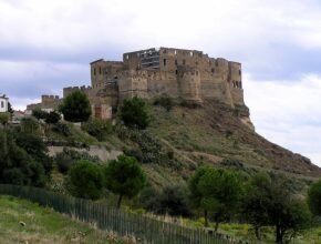 il castello svevo di Rocca Imperiale: tra storia e cultura.