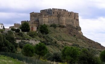 il castello svevo di Rocca Imperiale: tra storia e cultura.