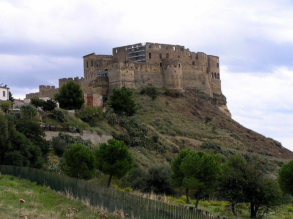il castello svevo di Rocca Imperiale: tra storia e cultura.
