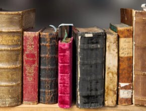 Pseudonimi nella letteratura: 5 autori che li hanno utilizzati e perché
