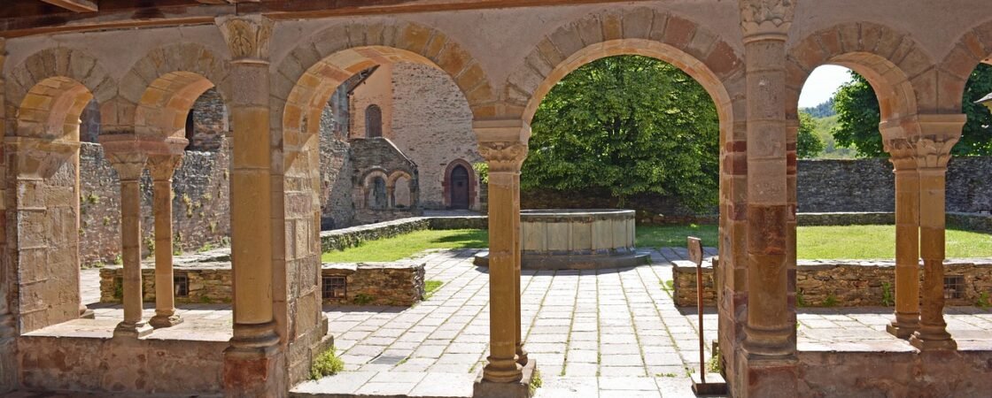 Ordini monastici medievali: storia e contributo