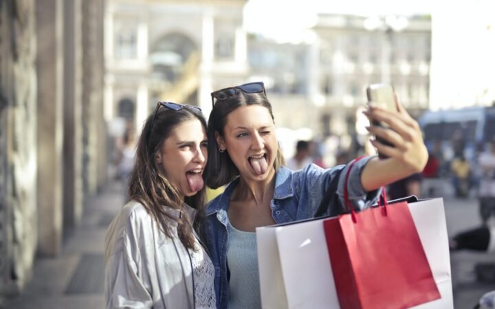 Shopping impulsivo e social media: riconoscere la relazione