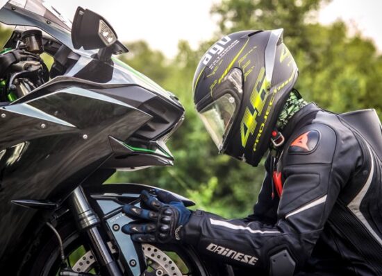 Casco in fibra di carbonio