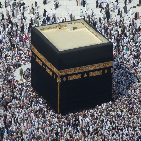 La Kaaba alla Mecca, ricoperta dalla kiswa, circondata da pellegrini durante l'ḥajj