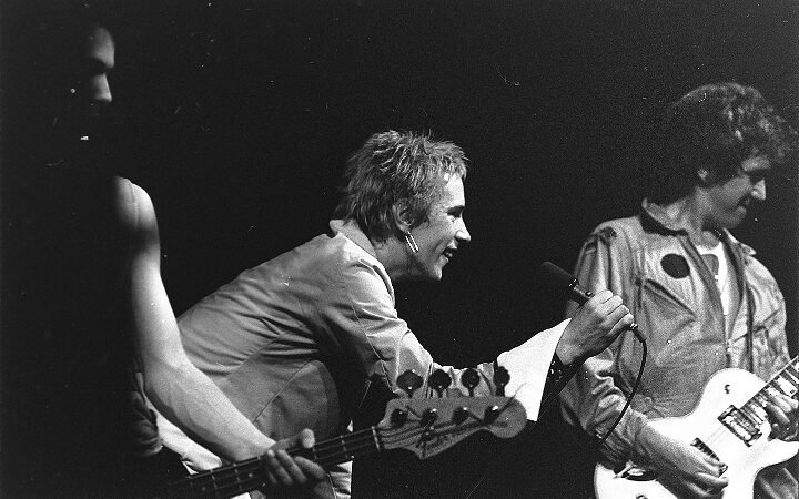 46 anni fa i Sex Pistols gridavano al mondo Never Mind the Bollocks, Here’s the Sex Pistols