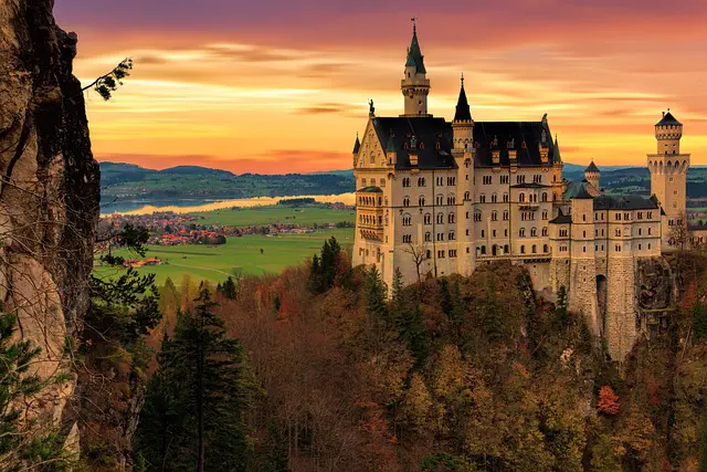 Castello Di Neuschwanstein In Baviera, Germania Castello Famoso Il Vicino Alpsee E Nohenschwangau Alpi Bavaresi La 148733101
