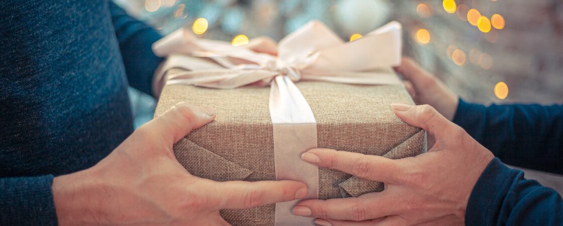 Secret Santa: Origini, Regole e 5 idee regalo divertenti