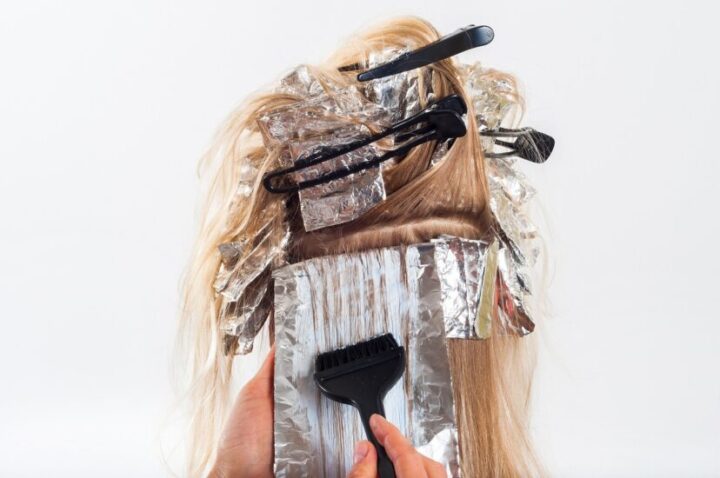 Decolorare i capelli a casa: tutto ciò che c'è da sapere