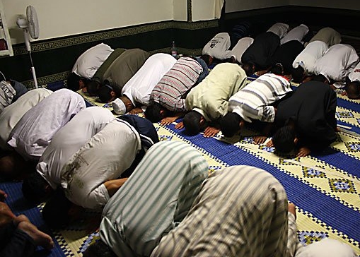 Musulmani in preghiera (ṣalāt) durante un momento di raccoglimento