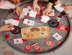 Giochi di carte da tavolo per adulti.